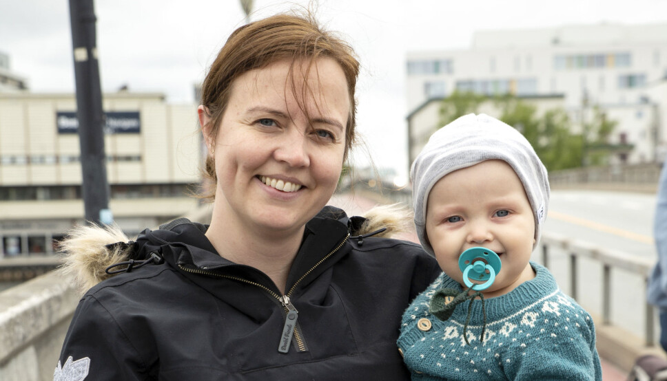 Siv Eli Austad og sønnen, avbildet sommeren 2020.