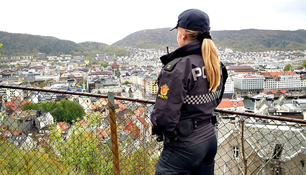ÆRBØDIG: – Jeg blir skjelven av ærbødighet ved tanken på den viktige samfunnsjobben politiet gjennomfører hver
eneste dag, skriver artikkelforfatteren. ÆRBØDIG: – Jeg blir skjelven av ærbødighet ved tanken på den viktige samfunnsjobben politiet gjennomfører hver
eneste dag, skriver artikkelforfatteren.