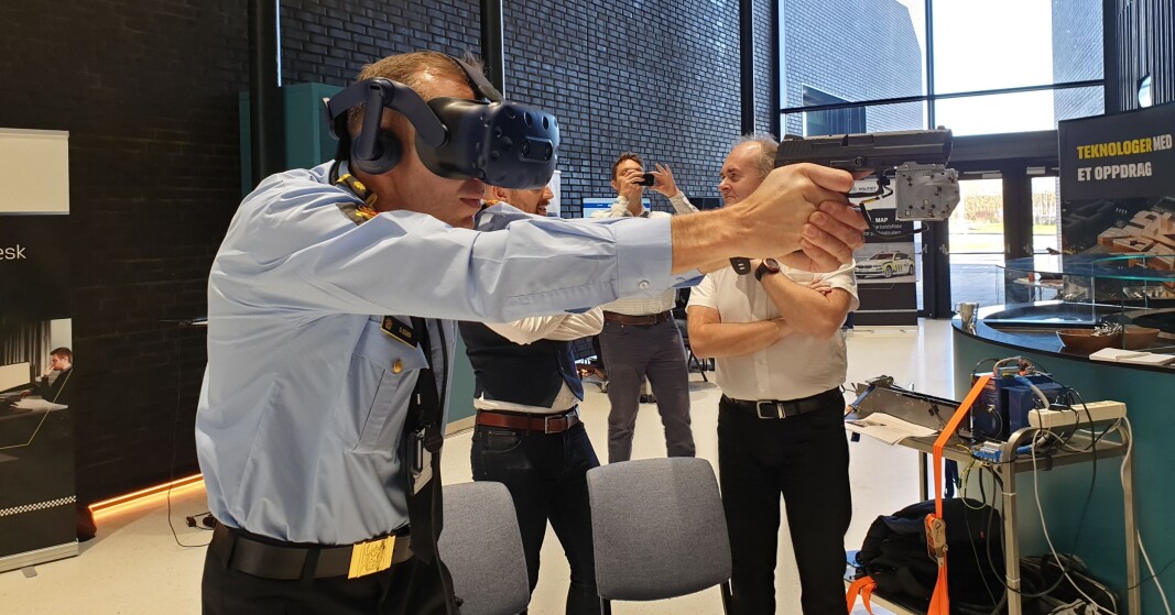 SKUDD I BLINDE: Politioverbetjent Ola Eggen tester den virtuelle skytebanen. SKUDD I BLINDE: Politioverbetjent Ola Eggen tester den virtuelle skytebanen.
