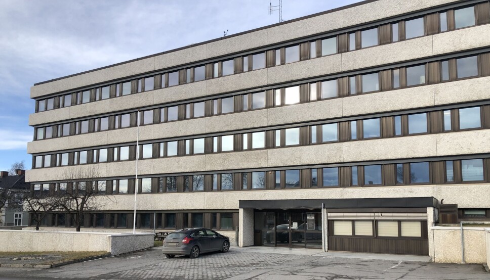 BAK FASADEN: Det var innenfor veggene på Parkgata 54 på Hamar at det hele startet for Jane Vestbakken
og Hege Halvorsen. Tre år etter Halvorsens skjebnesvangre jobbintervju her den 1. juni 2017, venter de to
fortsatt på svar på spørsmålene som oppsto i etterkant. BAK FASADEN: Det var innenfor veggene på Parkgata 54 på Hamar at det hele startet for Jane Vestbakken
og Hege Halvorsen. Tre år etter Halvorsens skjebnesvangre jobbintervju her den 1. juni 2017, venter de to
fortsatt på svar på spørsmålene som oppsto i etterkant.