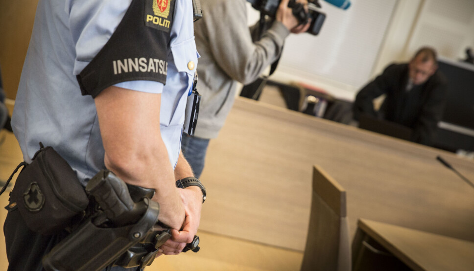 Arbeiderpartiet., Senterpartiet og SV er tydelige på at de ikke synes det er noen god ide å la private utføre politioppgaver, som for eksempel transport av varetektsinnsatte. Frp har foreløpig ikke tatt standpunkt. Bildet er tatt i en annen sammenheng.