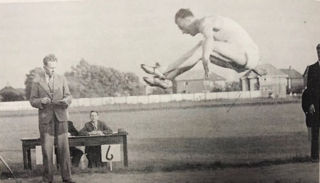 Oslo POlitiidrettslag har mange gode prestasjoner å se tilbake på i løpet av sine 100 år. Her fra landskamp mot England på Bislett i 1937, hvor Otto Berg hoppet 7,53 meter. Oslo POlitiidrettslag har mange gode prestasjoner å se tilbake på i løpet av sine 100 år. Her fra landskamp mot England på Bislett i 1937, hvor Otto Berg hoppet 7,53 meter.