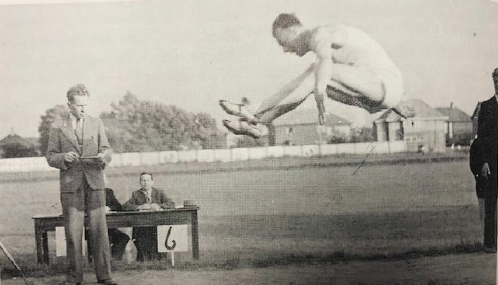 Oslo POlitiidrettslag har mange gode prestasjoner å se tilbake på i løpet av sine 100 år. Her fra landskamp mot England på Bislett i 1937, hvor Otto Berg hoppet 7,53 meter.