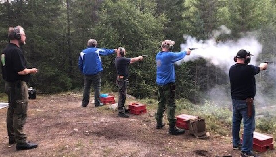 Wemunn Aabø (nummer to f.v) i klassen revolver patron, under NM i feltskyting med svartkrutt. tår som nr. to fra høyre (bå genser). Aabø tok andreplass i denne klassen.