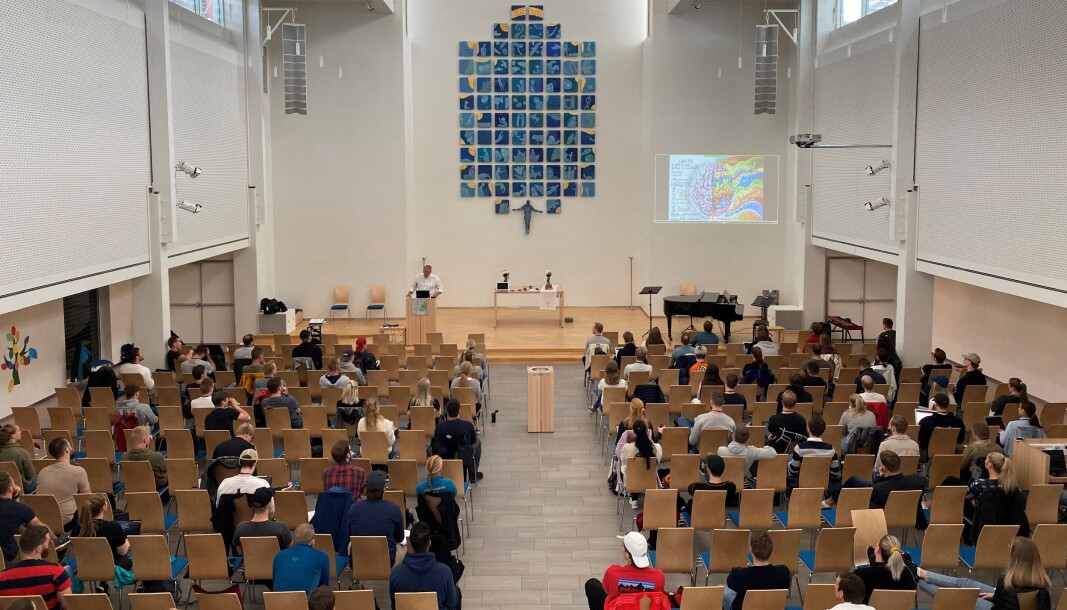 For å kunne ha hele klassen til stede samtidig, og samtidig følge enmetersregelen, har politistudentene i bOdø innlosjert seg i Hunstad kirke. For å kunne ha hele klassen til stede samtidig, og samtidig følge enmetersregelen, har politistudentene i bOdø innlosjert seg i Hunstad kirke.