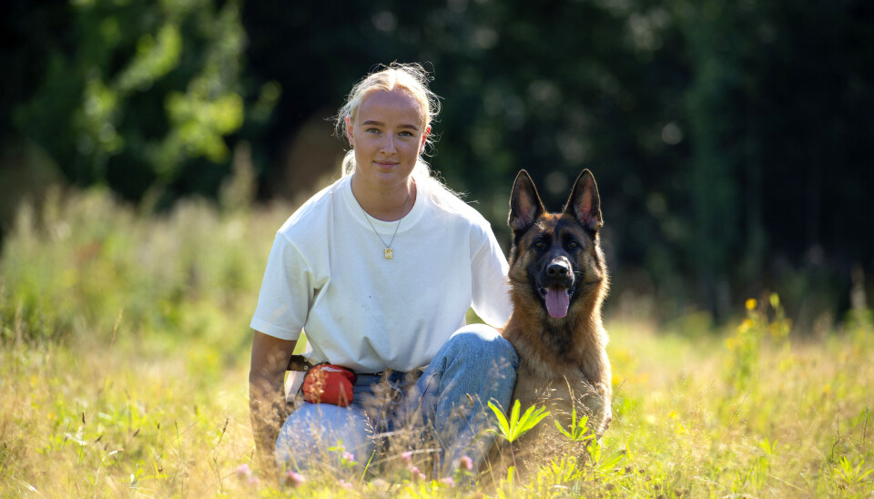 ET HUNDELIV: – Hovedmålet mitt er å bli politi, og blir jeg hundefører er det en bonus, sier Nina. Her med hunden Zansa (3).