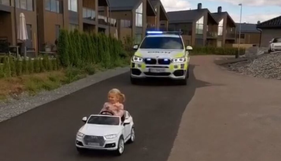 Leonora (2) med politibilen hakk i hæl.