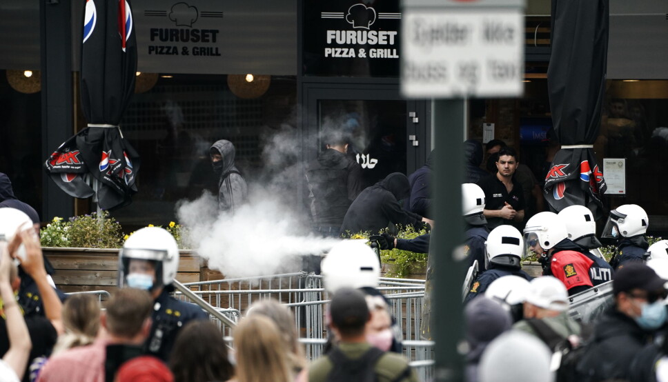 Sian demonstrerte på Furuset senter i Oslo i august. De ble møtt av motdemonstranter som forsøkte overdøve markeringen, men det oppstod også sammenstøt hvor noen motdemonstranter blant annet kastet stenger fra politiets gjerder. Sian demonstrerte på Furuset senter i Oslo i august. De ble møtt av motdemonstranter som forsøkte overdøve markeringen, men det oppstod også sammenstøt hvor noen motdemonstranter blant annet kastet stenger fra politiets gjerder.