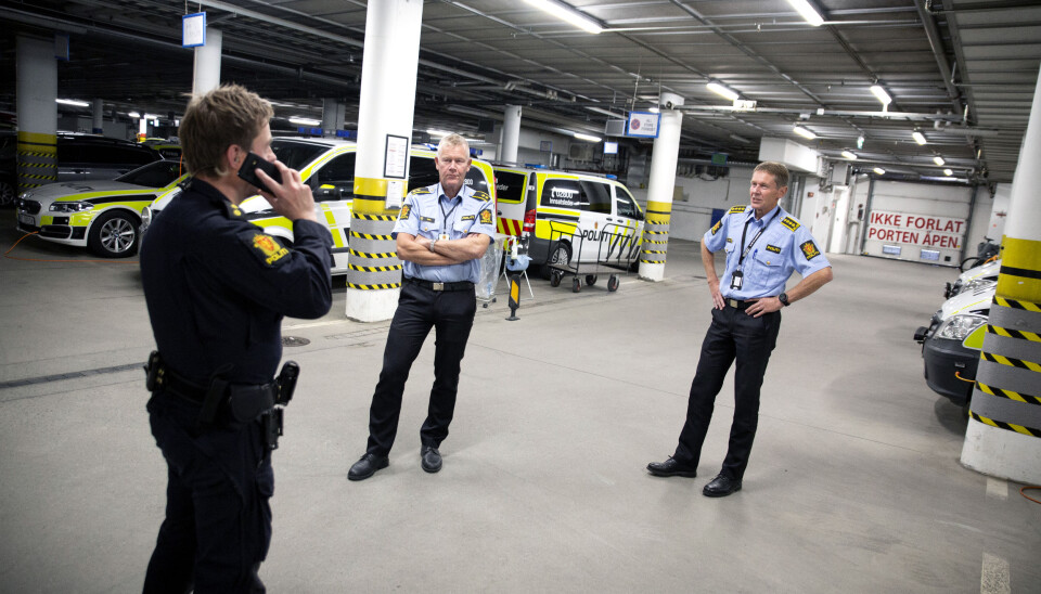GRUNNPLAN: Stasjonssjef Arve Nordtvedt (til høyre) og kollega Torkjel Rendal (midten) i garasjen på Trondheim sentrum politistasjon. Politibetjent Helge Steinar Wengstad snakker i telefonen til venstre. – Jeg er bekymret for om disse nye stillingene blir fullfinansierte, sier Nordtvedt. GRUNNPLAN: Stasjonssjef Arve Nordtvedt (til høyre) og kollega Torkjel Rendal (midten) i garasjen på Trondheim sentrum politistasjon. Politibetjent Helge Steinar Wengstad snakker i telefonen til venstre. – Jeg er bekymret for om disse nye stillingene blir fullfinansierte, sier Nordtvedt.