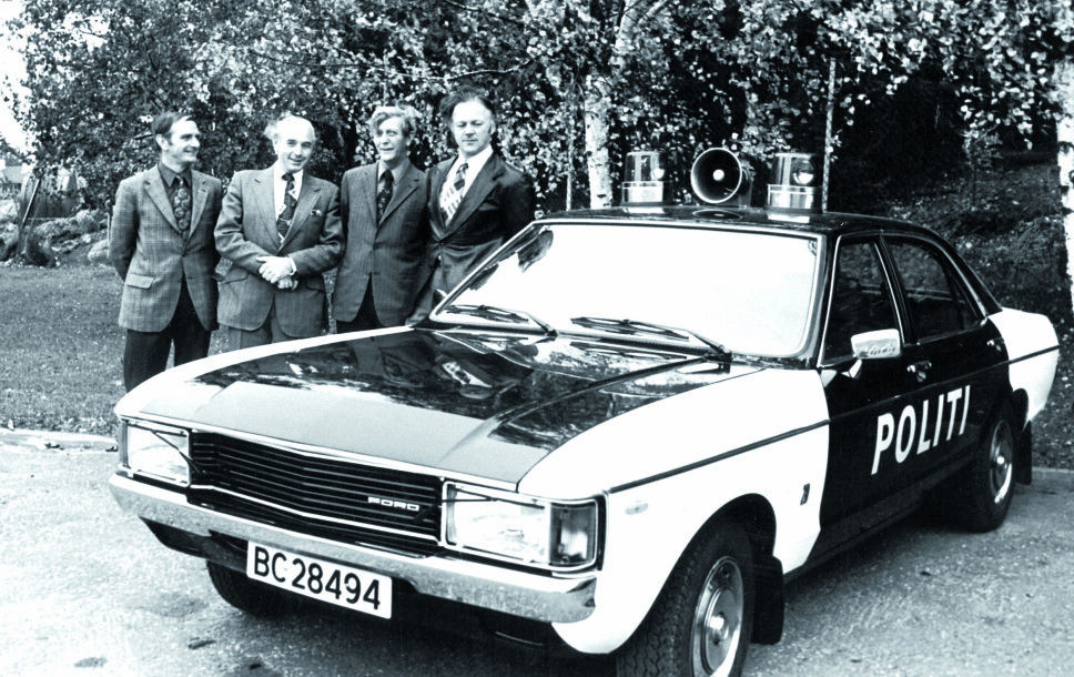 OPPSTILLING: Politioverbetjent Neergaard (til venstre) og bilsjef Håkon i UP (til høyre) poserer med en 1975-modell Ford Granada 2.0. Bilen var i tjeneste til 1981. De to andre personene er ukjente.