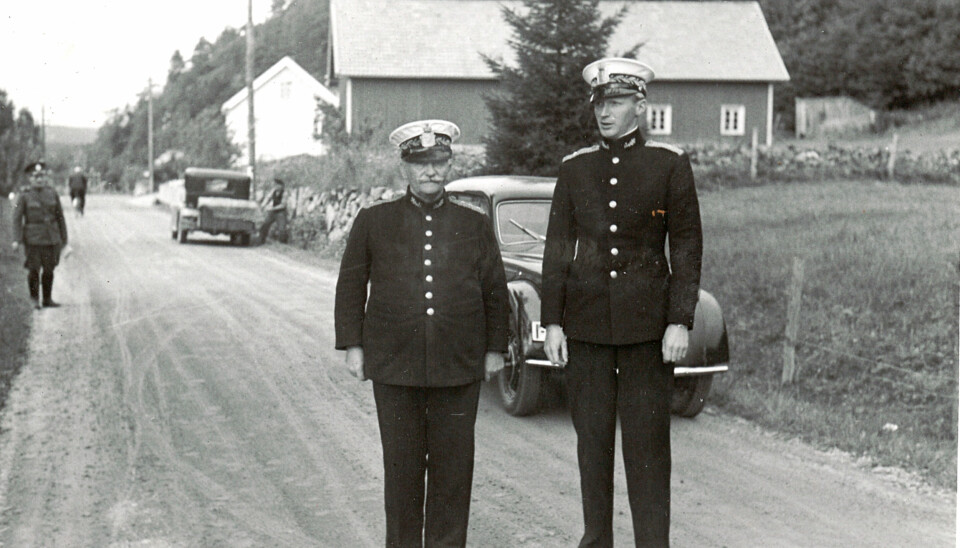 STAUTE: Politimester Theodor Dahm Möinichen og fullmektig Julius Hougen
under en bilkontroll på Åbel i Birkenes i 1938.