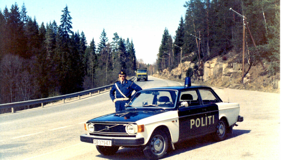FOTOBOKS: Tidligere distriktsleder Stig Svendsen i UP-distrikt 4 står ved siden av en Volvo 142 ved Lierbakkene ved Damtjern i 1974. I frontruta skimtes et kamera til fotografering av adferd.