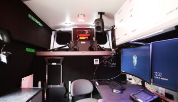 Inne i bilen har de utstyr som gir dem de samme mulighetene som inne på politihuset. Inne i bilen har de utstyr som gir dem de samme mulighetene som inne på politihuset.
