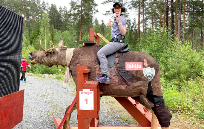 KREATIVT: Noe av appellen for Tysnes er variasjonen i de forskjellige banene hun må gjennom i konkurranser. Som her, da hun måtte skyte sittende på en utstoppet elg. KREATIVT: Noe av appellen for Tysnes er variasjonen i de forskjellige banene hun må gjennom i konkurranser. Som her, da hun måtte skyte sittende på en utstoppet elg.