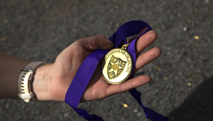 HÅNDFAST: Denne medaljen er beviset på at Tysnes vant et level 3-stevne i Danmark i sommer. HÅNDFAST: Denne medaljen er beviset på at Tysnes vant et level 3-stevne i Danmark i sommer.