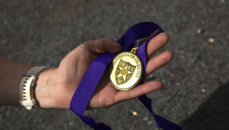 HÅNDFAST: Denne medaljen er beviset på at Tysnes vant et level 3-stevne i Danmark i sommer.