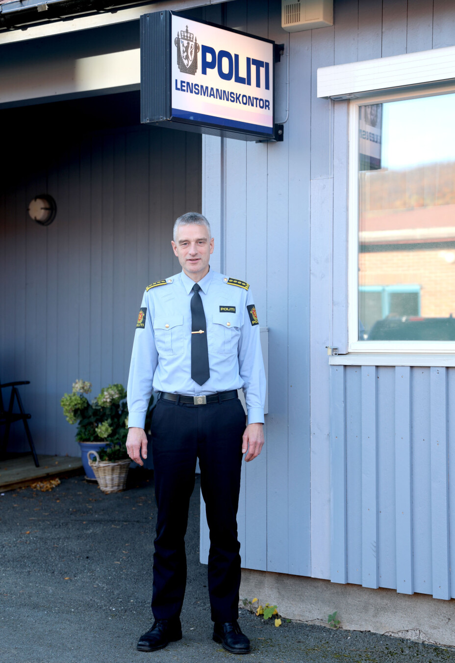 ALENEGANG: Lensmann Andreas Nilsen, frykter at seks av åtte ansatte forsvinner fra Setermoen, som i sin tid skulle bli nytt hovedsete i lensmannsdistriktet. ALENEGANG: Lensmann Andreas Nilsen, frykter at seks av åtte ansatte forsvinner fra Setermoen, som i sin tid skulle bli nytt hovedsete i lensmannsdistriktet.