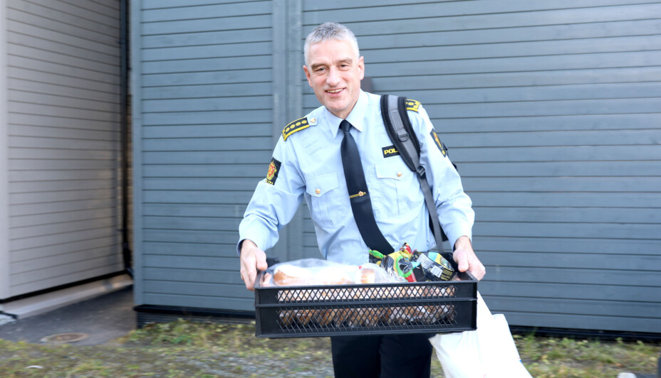 FRIERFERD: Lensmann Andreas Nilsen på vei til orienteringsmøte med ordførerne i distriktene. FRIERFERD: Lensmann Andreas Nilsen på vei til orienteringsmøte med ordførerne i distriktene.