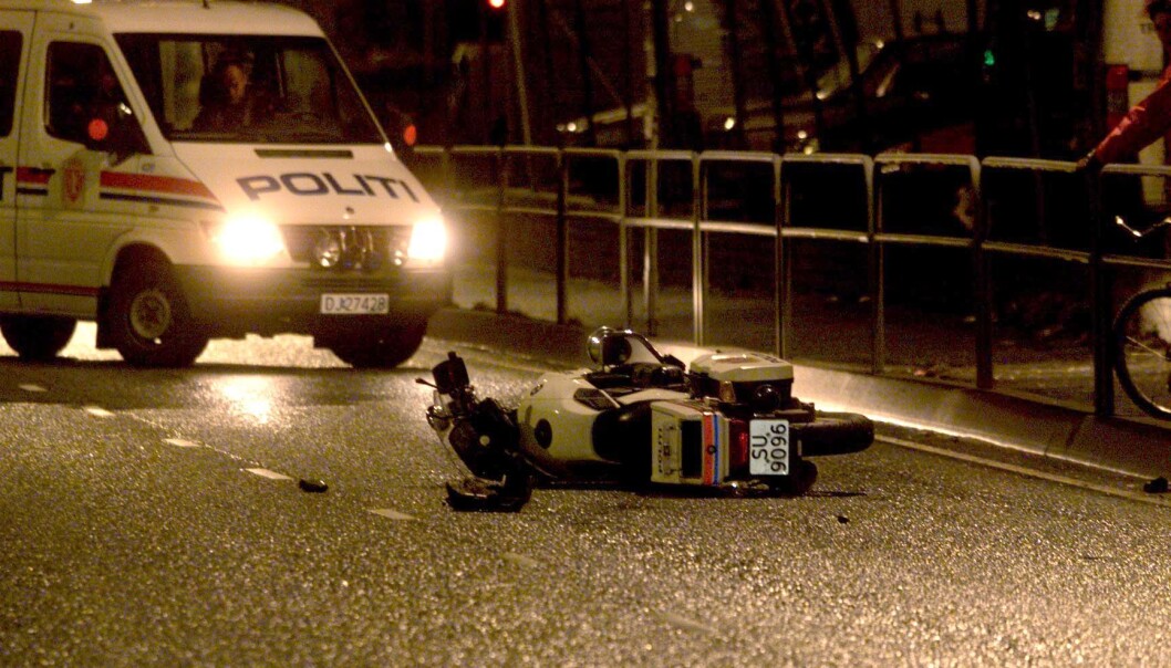 Bergen(BA): En 32 år gammel politimann døde i en mc ulykke i Fjøsangerveien. Han var med på å eskortere den Kinesiske utenriksministeren fra Flesland til SAS hotellet.
Foto: Morten Wanvik /Bergensavisen Bergen(BA): En 32 år gammel politimann døde i en mc ulykke i Fjøsangerveien. Han var med på å eskortere den Kinesiske utenriksministeren fra Flesland til SAS hotellet.
Foto: Morten Wanvik /Bergensavisen
