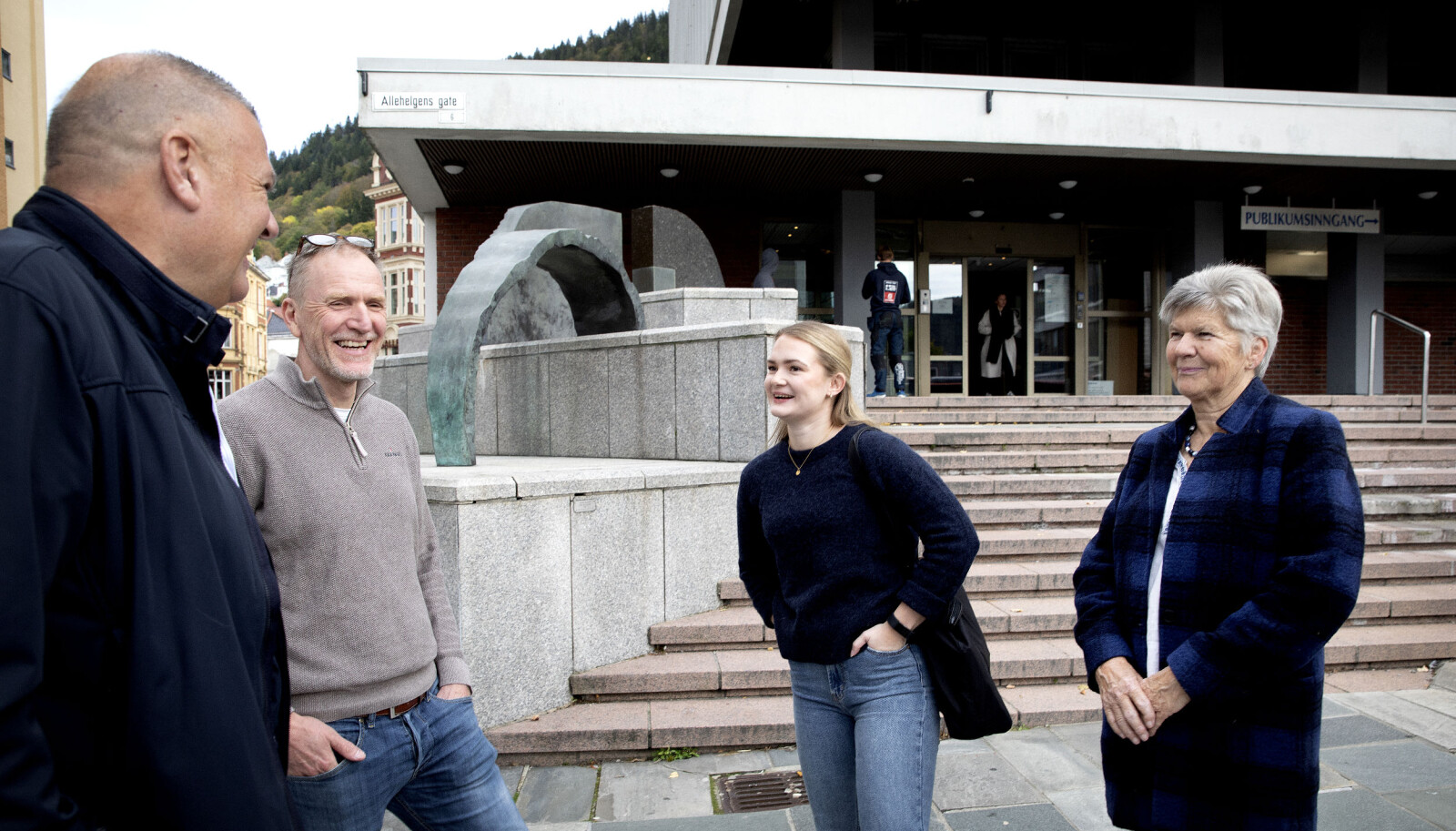 MØTEPLASS: Gjensynsgleden var stor da Veline fikk møte farens kolleger. Fra venstre; Hans-Eirik Thue, Anders Opsal og Tone Midttun. MØTEPLASS: Gjensynsgleden var stor da Veline fikk møte farens kolleger. Fra venstre; Hans-Eirik Thue, Anders Opsal og Tone Midttun.