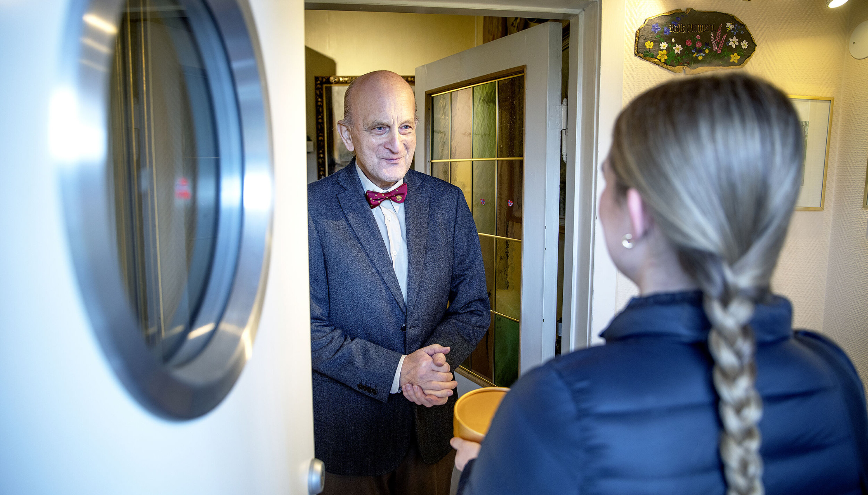 VELKOMST: Tidligere politimester Rolf B. Wegner er pent kledd med sin karakteristiske tversoversløyfe da han tar imot Veline hjemme hos seg i Oslo. De to har ikke møttes på over 21 år.