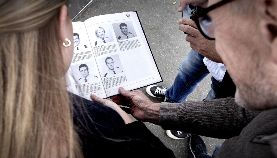 MINNEBOK: Veline blar i farens kullbok sammen med hans klassekamerater og kolleger Anders Opsal og Hans-Eirik Thue. På siste side for O-klassen er både Thue (øverst til høyre) og Tore Johan Vinnes (nede til venstre) avbildet.