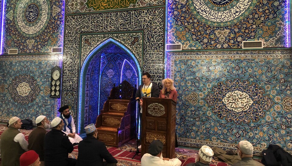 Hiorth holder innlegg under fredagsbønnen i World Islamic Mission-moskeen i Oslo, sammen med mangfoldskontakt Dario Sedlanic.