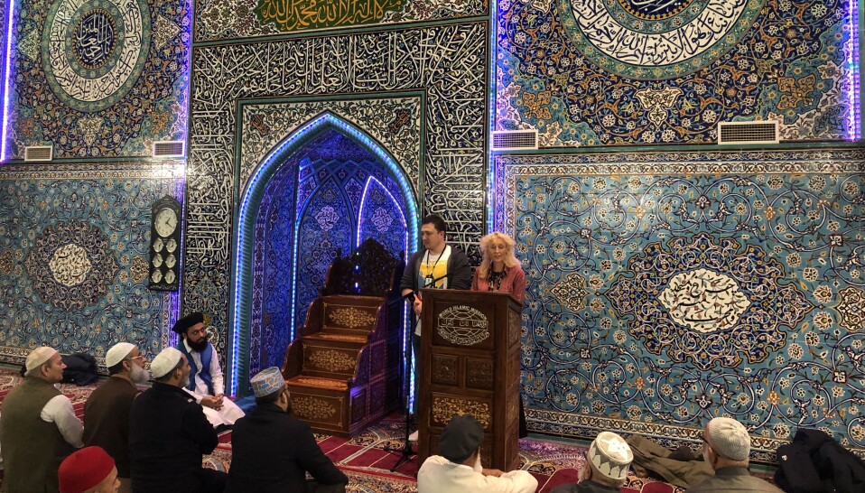 Hiorth holder innlegg under fredagsbønnen i World Islamic Mission-moskeen i Oslo, sammen med mangfoldskontakt Dario Sedlanic. Hiorth holder innlegg under fredagsbønnen i World Islamic Mission-moskeen i Oslo, sammen med mangfoldskontakt Dario Sedlanic.
