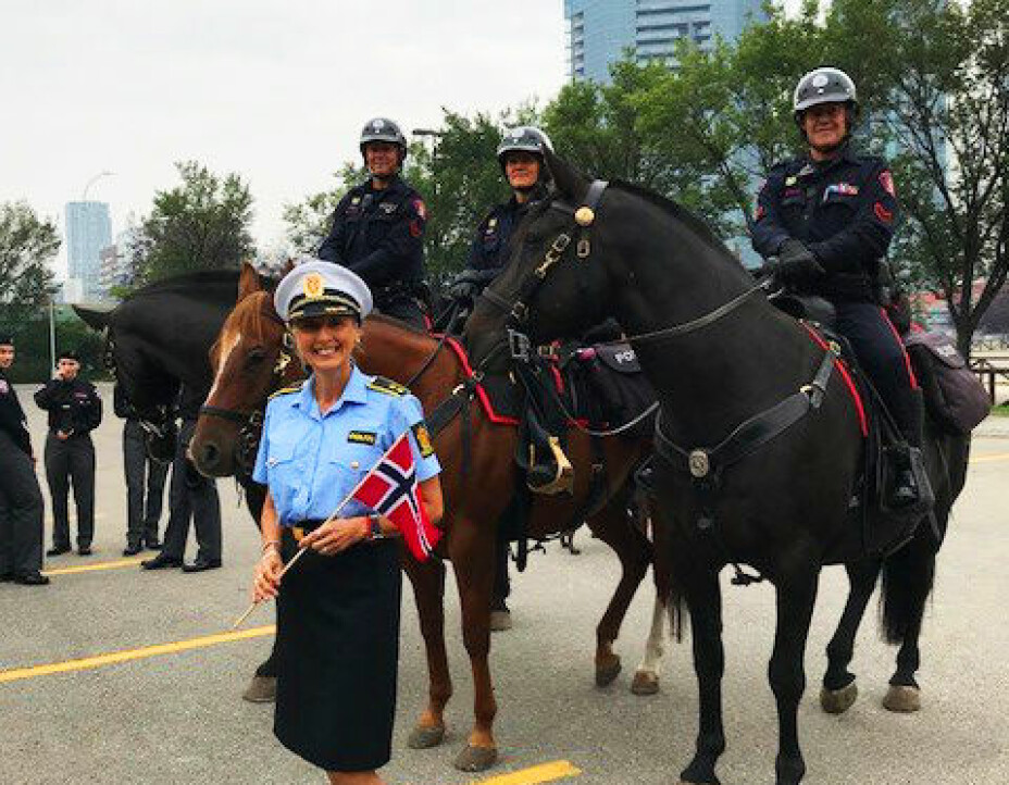 Hiorth sammen med Royal Canadian Mounted Police i Calgary, Canada på politikvinne-konferanse.