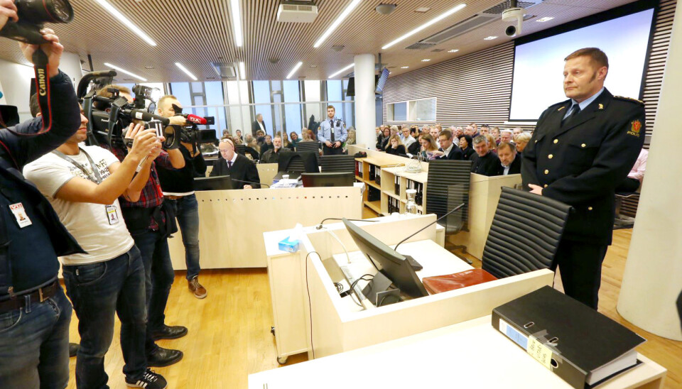 RAMPELYSET: Det var knyttet enorm medieinteresse til vitnemålene til Einar Aas. Her skal han forklare seg i første rettsrunde i Oslo Tingrett, mens Eirik Jensen følger med i bakgrunnen. RAMPELYSET: Det var knyttet enorm medieinteresse til vitnemålene til Einar Aas. Her skal han forklare seg i første rettsrunde i Oslo Tingrett, mens Eirik Jensen følger med i bakgrunnen.