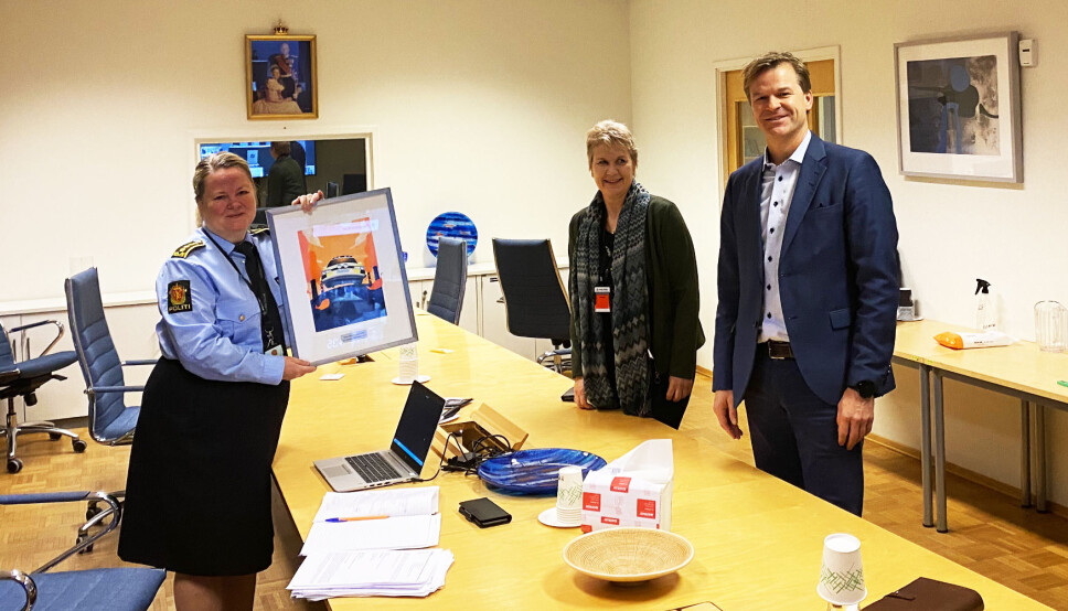 Eli Fryjordet mottok prisen for «Årets leder i politiet 2020». Her sammen med Marit Ellingsen, leder av Norsk Politilederlag, og Sigve Bolstad, leder av Politiets Fellesforbund.