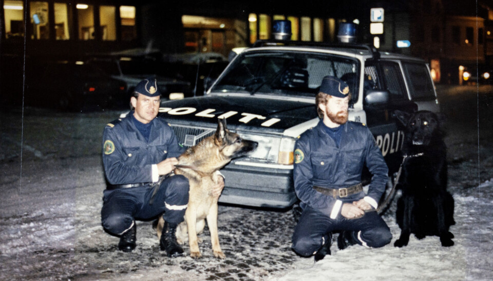 RADARPAR: Arne Mæland og Rossebø, med hundene Bianco og Qvanto, jobbet tett i samme patrulje på 1980-tallet. Bildet er tatt noen år før Mæland ble skutt og drept.