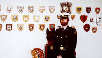 HUNDESKOLEN LONDON: Rossebø avbildet foran våpenskjoldene etter endt bombehundopplæring i London 1983. HUNDESKOLEN LONDON: Rossebø avbildet foran våpenskjoldene etter endt bombehundopplæring i London 1983.