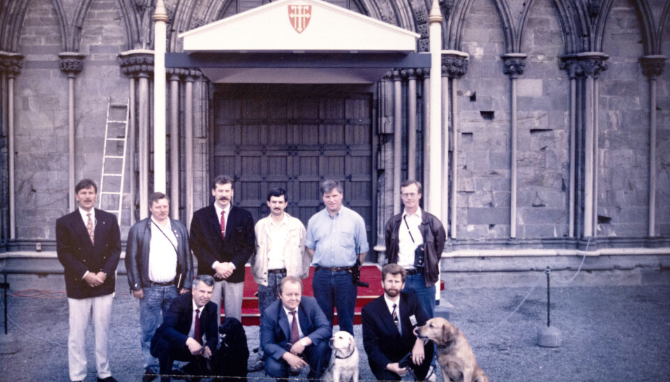 KONGESIGNING: Rossebø og Ben til høyre på bildet avbildet utenfor Nidarosdomen i forbindelse med signingen av Kong Harald og Dronning Sonja i 1991.