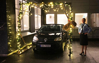 I fjor ble tjenesteenhetsleder Monica Johannessen Mørk ved Bergen Vest poltistasjon, overrasket med en juleportal til bilen. I fjor ble tjenesteenhetsleder Monica Johannessen Mørk ved Bergen Vest poltistasjon, overrasket med en juleportal til bilen.