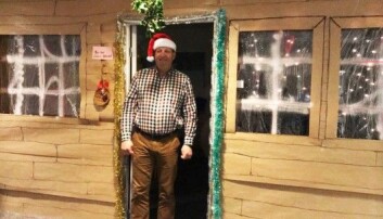 I 2018 ble Svein Føllesdal utsatt for julepyntingen, og kontoret hans ble gjort om til en tømmerhytte. Den hadde til og med I 2018 ble Svein Føllesdal utsatt for julepyntingen, og kontoret hans ble gjort om til en tømmerhytte. Den hadde til og med