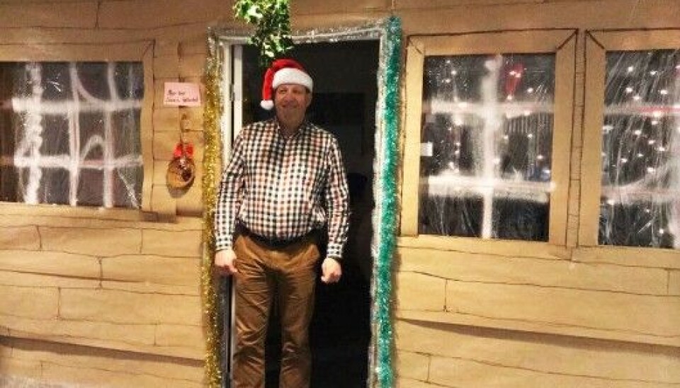 I 2018 ble Svein Føllesdal utsatt for julepyntingen, og kontoret hans ble gjort om til en tømmerhytte. Den hadde til og med I 2018 ble Svein Føllesdal utsatt for julepyntingen, og kontoret hans ble gjort om til en tømmerhytte. Den hadde til og med
