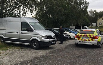 Varebilen har rygget inn i patruljebilen to ganger med stor kraft. Varebilen har rygget inn i patruljebilen to ganger med stor kraft.
