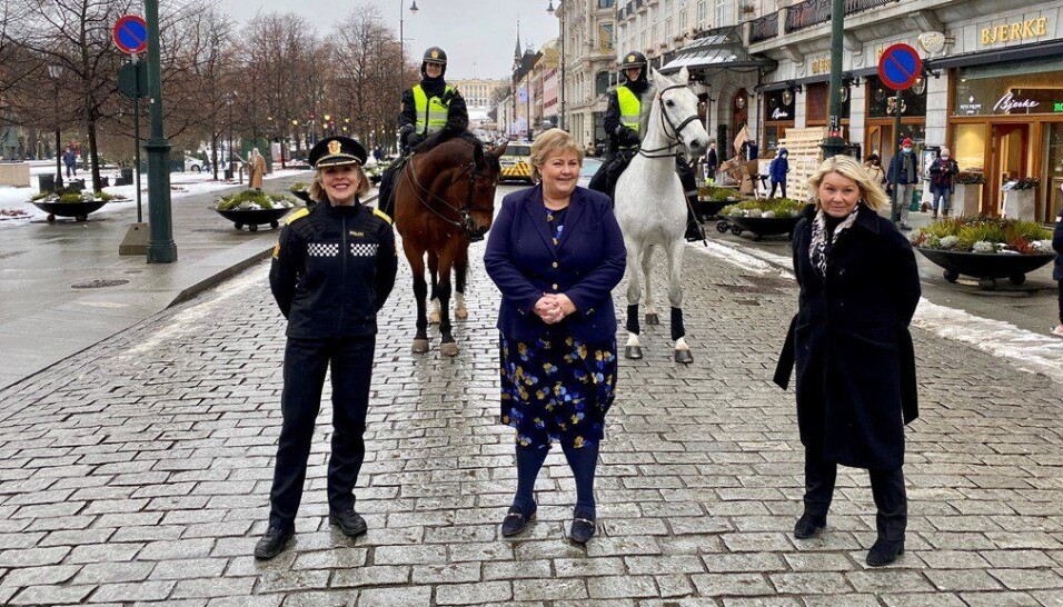 Politidirektør Benedicte Bjørnland, statsminister Erna Solberg (H) og justisminister Monica Mæland (H).