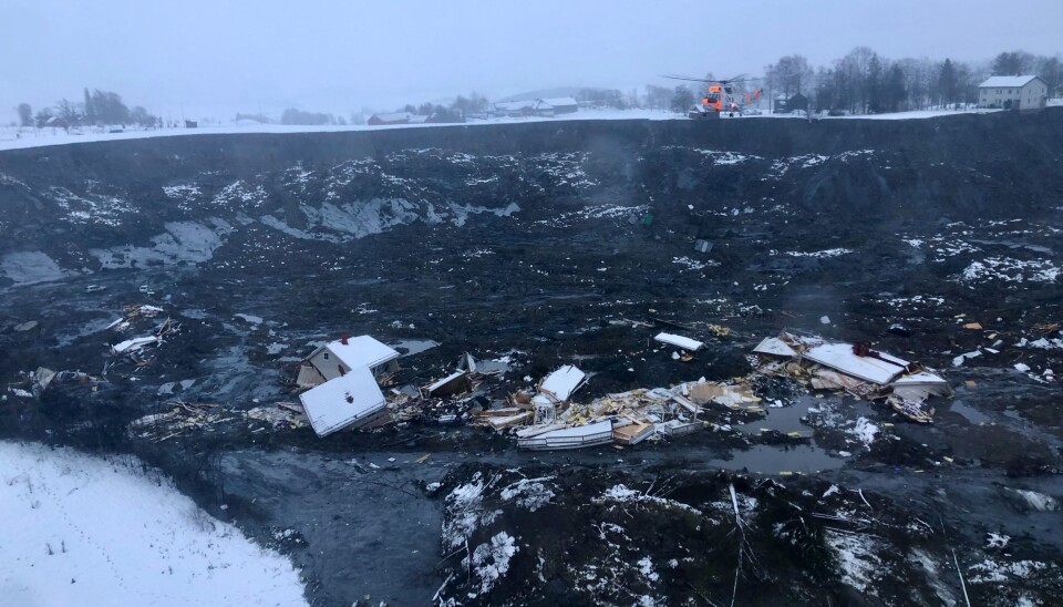 To politihelikoptre og Sea King-helikopter hentet opp 15 personer fra rasgropa den første natten.