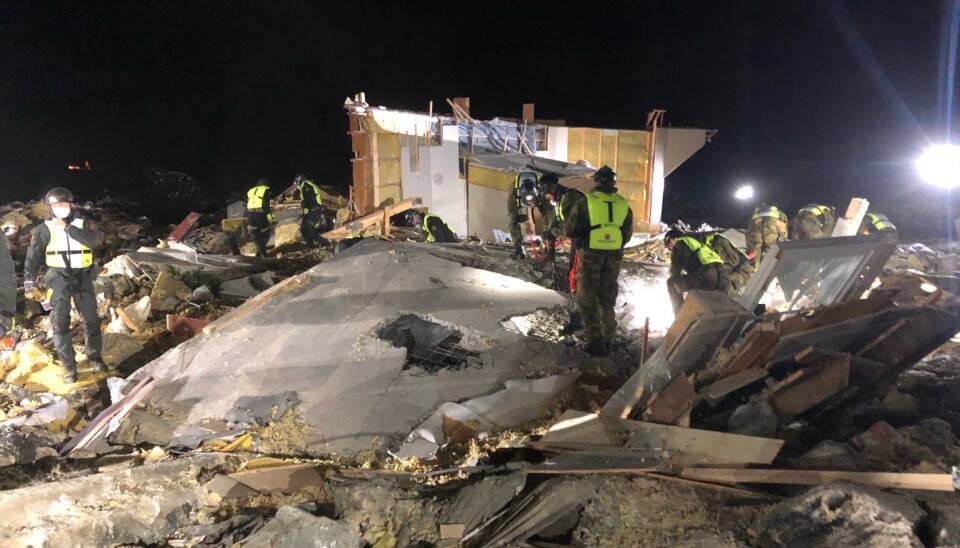 Mannskap fra Beredskapstroppen, USAR-mannskaper (Urban Search and REscue) og Forsvaret under arbeidet i rasgropa, etter at det hadde gått noen dager og det var mulig for mannskapene å gå ned i skredet.