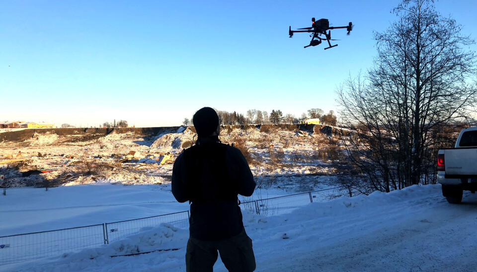 Dronepilotene fra Beredskapstroppen overvåket skredkanten, slik at de kunne gi beskjed om det gikk nye ras.