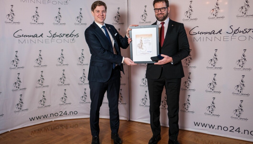 PRESTISJETUNG PRIS: Jonas Sønsteby deler ut prisen til Olav Skard, leder for NC3 ved Kripos.