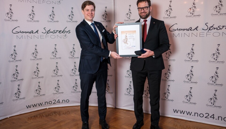 PRESTISJETUNG PRIS: Jonas Sønsteby deler ut prisen til Olav Skard, leder for NC3 ved Kripos. PRESTISJETUNG PRIS: Jonas Sønsteby deler ut prisen til Olav Skard, leder for NC3 ved Kripos.