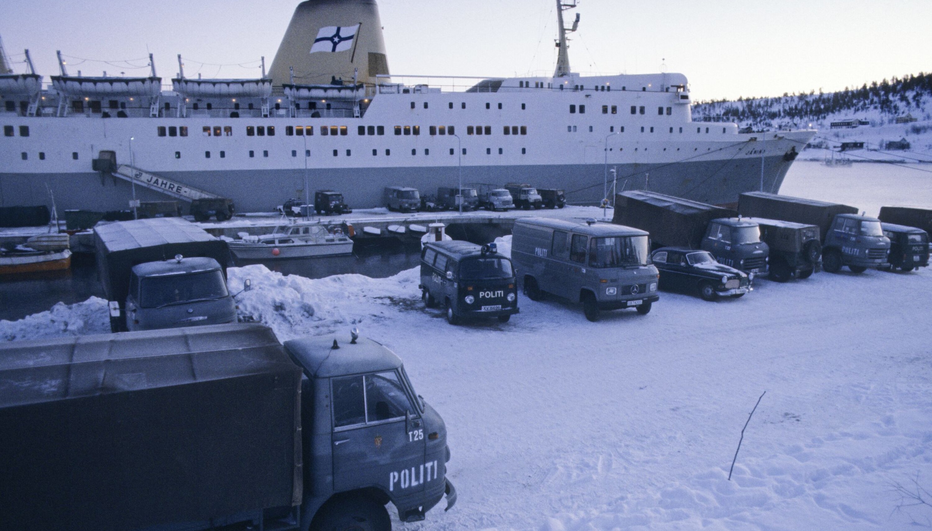 VELUTSTYRT: Den gamle Kiel-båten «Janina», hastig omdøpt fra «Prinsesse Ragnhild» før avreise til Alta, ble brukt til å innlosjere de rundt 600 politifolkene som skulle delta i aksjonen. På kaia står mange av de rundt 40 kjøretøyene politiet hadde fått lånt av Sivilforsvaret i forbindelse med aksjonen