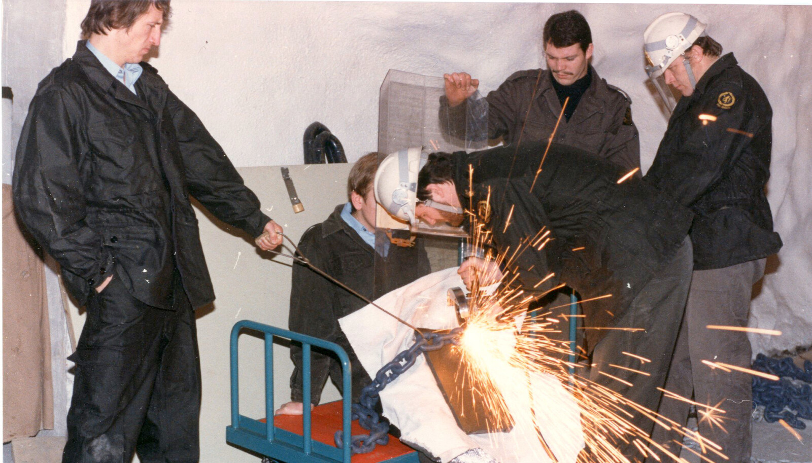 <span class=" font-weight-bold" data-lab-font_weight_desktop="font-weight-bold">GNISTREGN:</span> Seks spesialplukkede polititjenestemenn trente jevnlig på bruk av vinkelsliper i fire måneder høsten 1980. Alt for å være best mulig forberedt til oppdraget som ventet dem i Alta i januar året etter. <span class=" font-weight-bold" data-lab-font_weight_desktop="font-weight-bold">GNISTREGN:</span> Seks spesialplukkede polititjenestemenn trente jevnlig på bruk av vinkelsliper i fire måneder høsten 1980. Alt for å være best mulig forberedt til oppdraget som ventet dem i Alta i januar året etter.