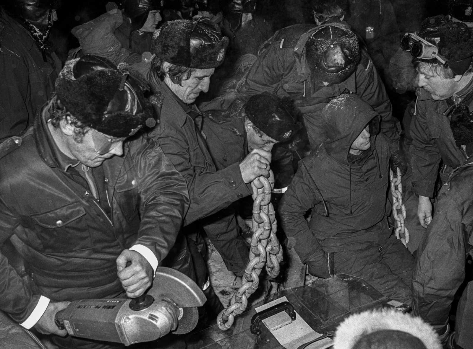 <span class=" font-weight-bold" data-lab-font_weight_desktop="font-weight-bold">INGEN SKJÆRE MOR:</span> Lenkene som demonstrantene hadde låst hverandre fast med, måtte fjernes for å få båret bort demonstrantene. Samtidig måtte lenkekutterne fare varsomt fram for å ikke skade de som var fastlenket. Jonny Hammerstad holder vinkelsliperen. <span class=" font-weight-bold" data-lab-font_weight_desktop="font-weight-bold">INGEN SKJÆRE MOR:</span> Lenkene som demonstrantene hadde låst hverandre fast med, måtte fjernes for å få båret bort demonstrantene. Samtidig måtte lenkekutterne fare varsomt fram for å ikke skade de som var fastlenket. Jonny Hammerstad holder vinkelsliperen.