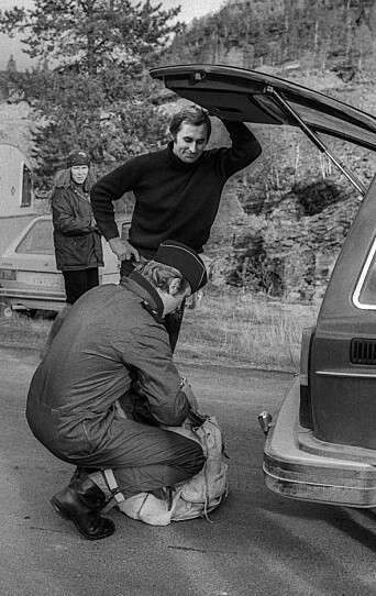 Svein Suhr stanses ved politisperringen på veien opp til Stilla. Svein Suhr stanses ved politisperringen på veien opp til Stilla.