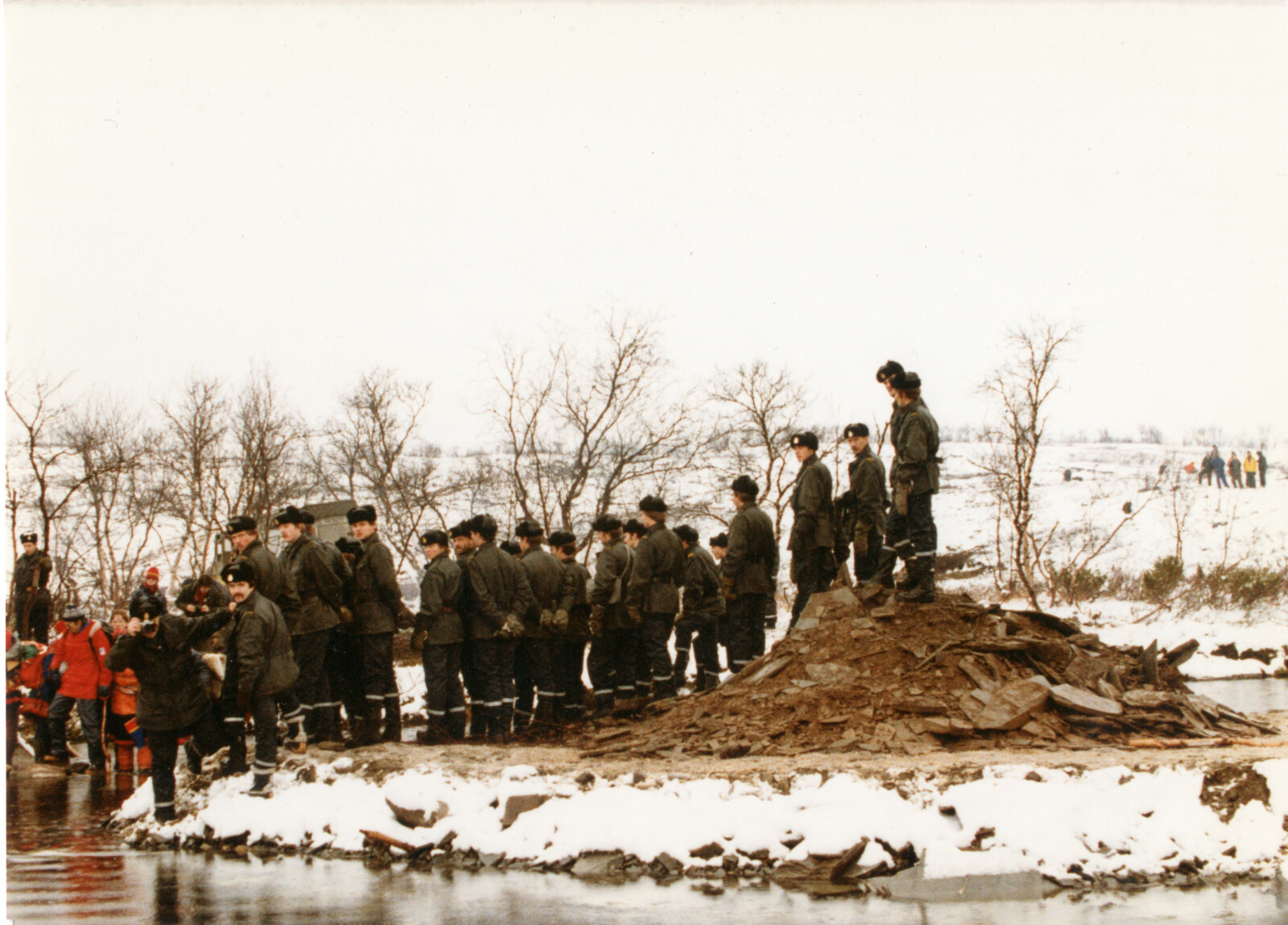 <strong>AVVENTENDE:</strong> En gruppe polititjenestemenn observerer demonstrantene ved nullpunktet på Stilla. <strong>AVVENTENDE:</strong> En gruppe polititjenestemenn observerer demonstrantene ved nullpunktet på Stilla.