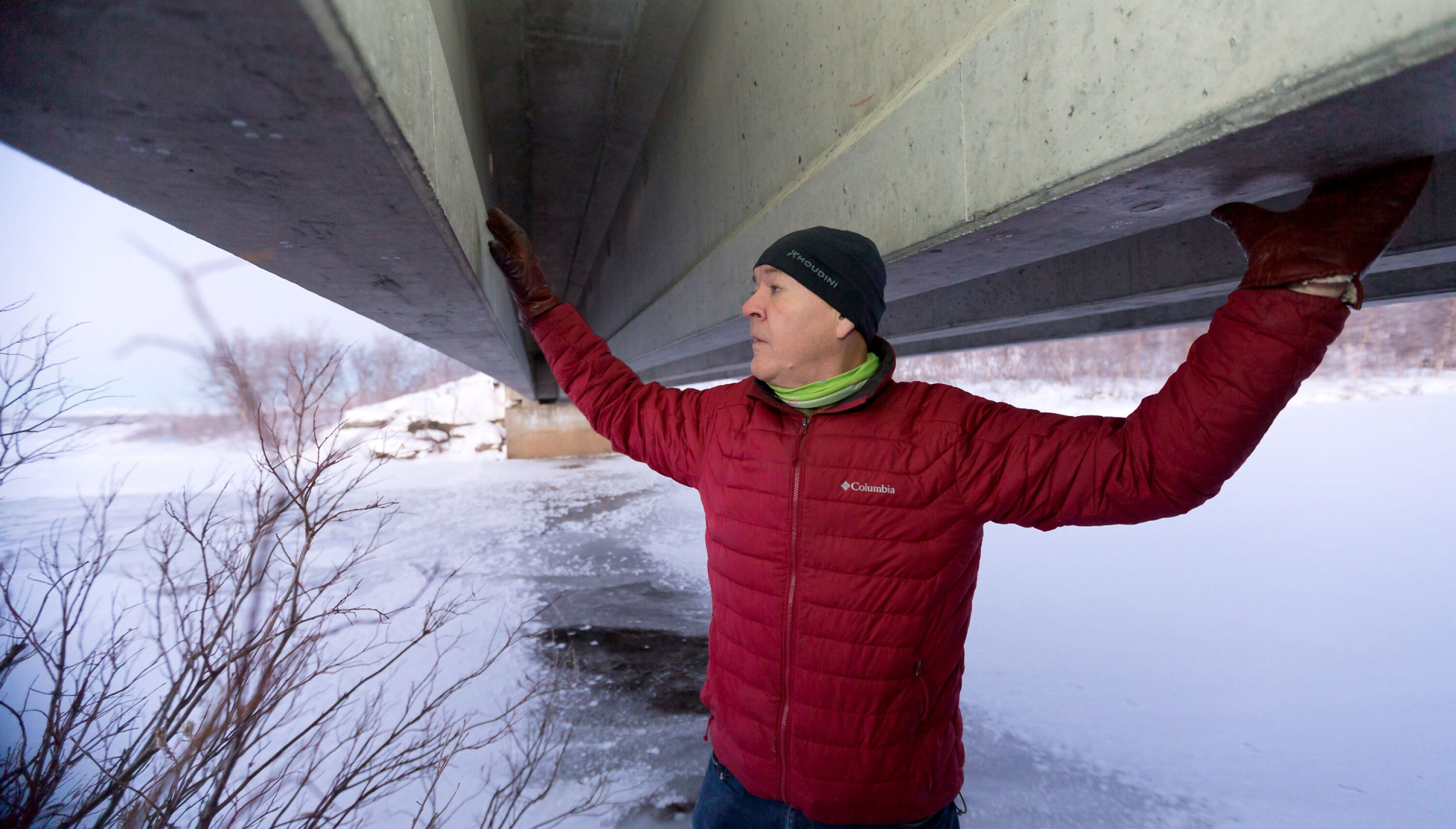 GJENSYN: Knut Arvid Sætermo er tilbake under Fossan bru, som ble forsøkt sprengt i mars 1982. Da lensmannsbetjenten ankom brua etter meldinger om en eksplosjon, så han seg nødt til å evakuere i påvente av en mulig ny eksplosjon.